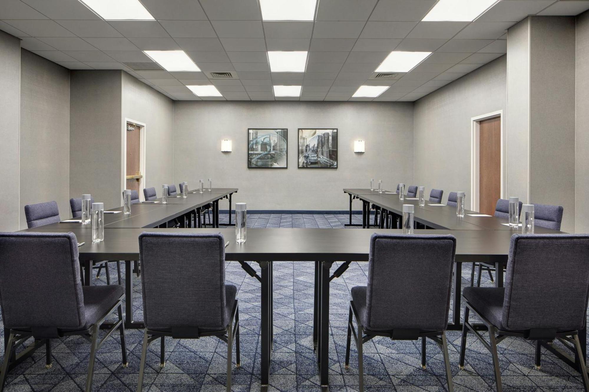 Courtyard By Marriott Chicago Downtown/River North Екстериор снимка