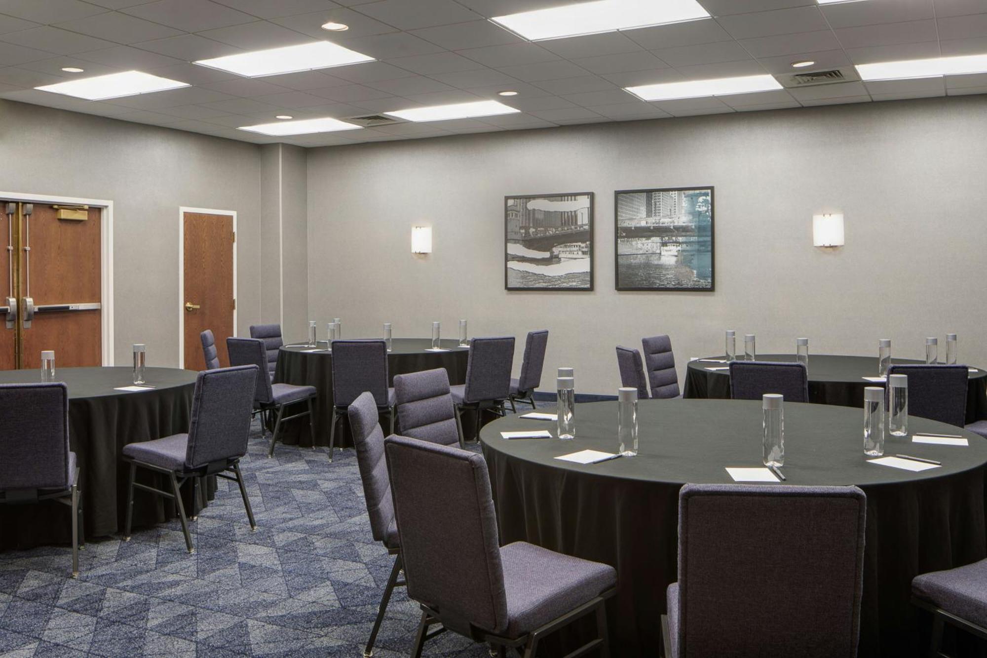 Courtyard By Marriott Chicago Downtown/River North Екстериор снимка