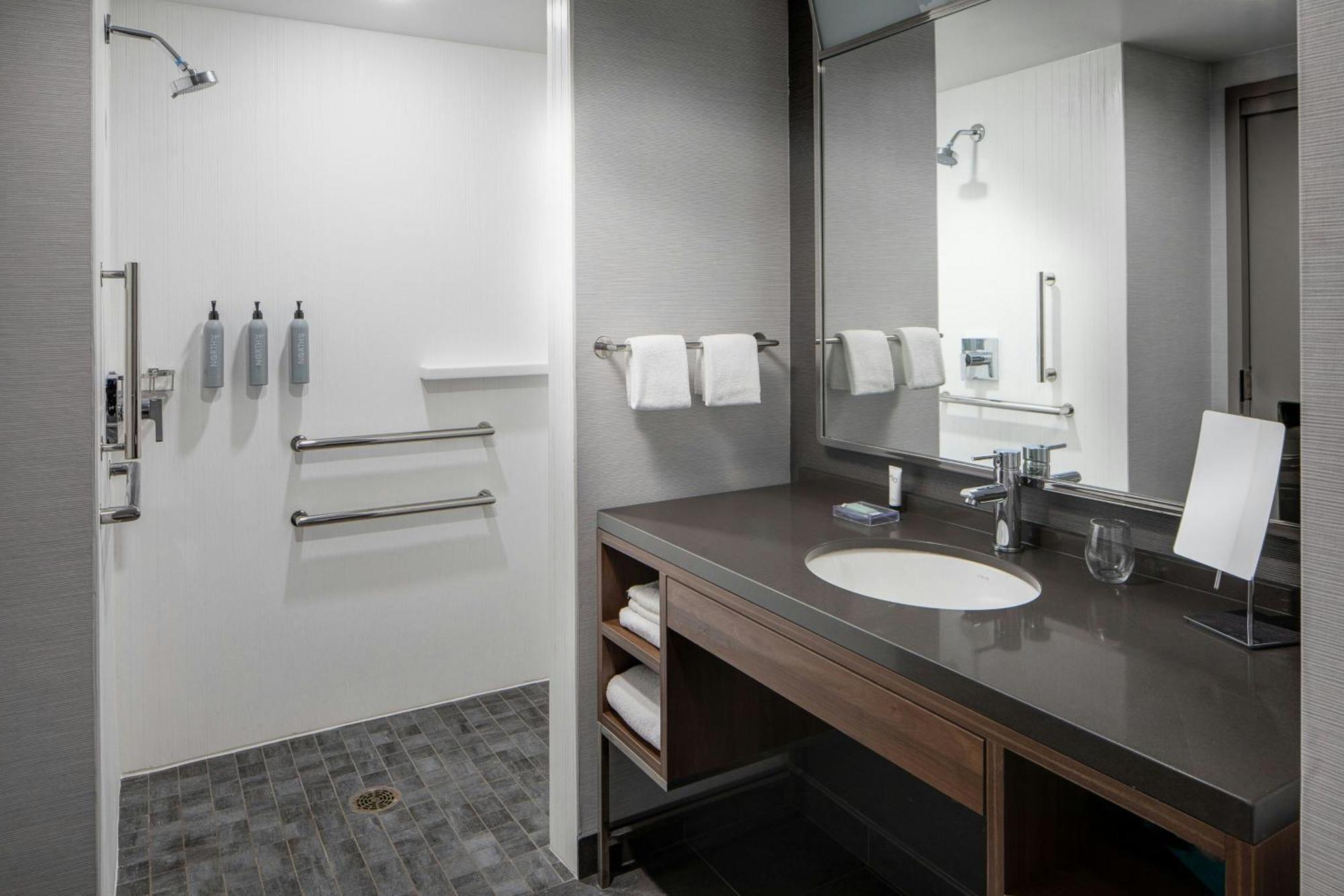 Courtyard By Marriott Chicago Downtown/River North Екстериор снимка