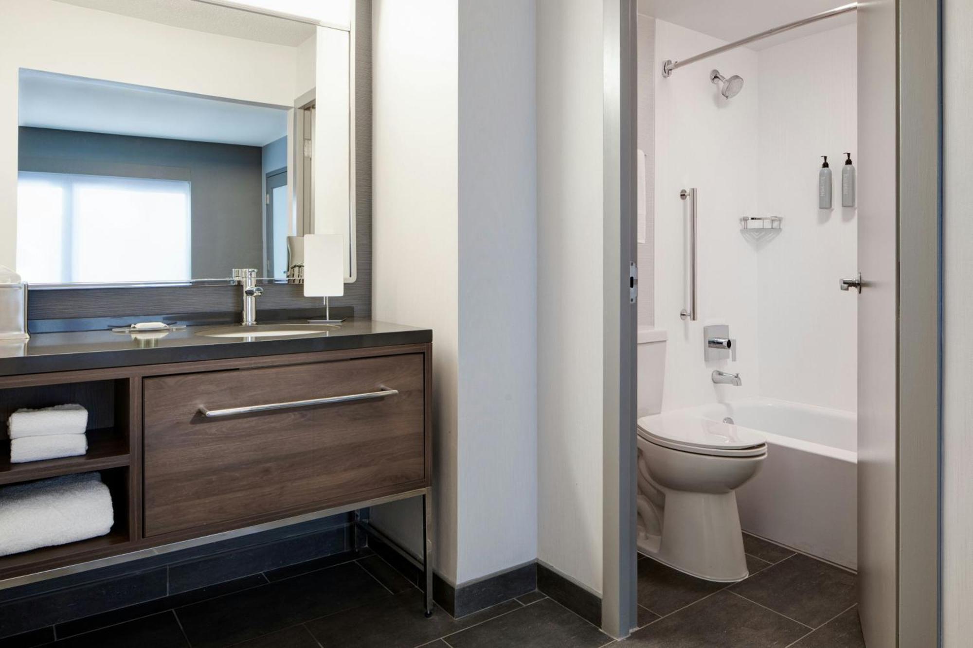 Courtyard By Marriott Chicago Downtown/River North Екстериор снимка