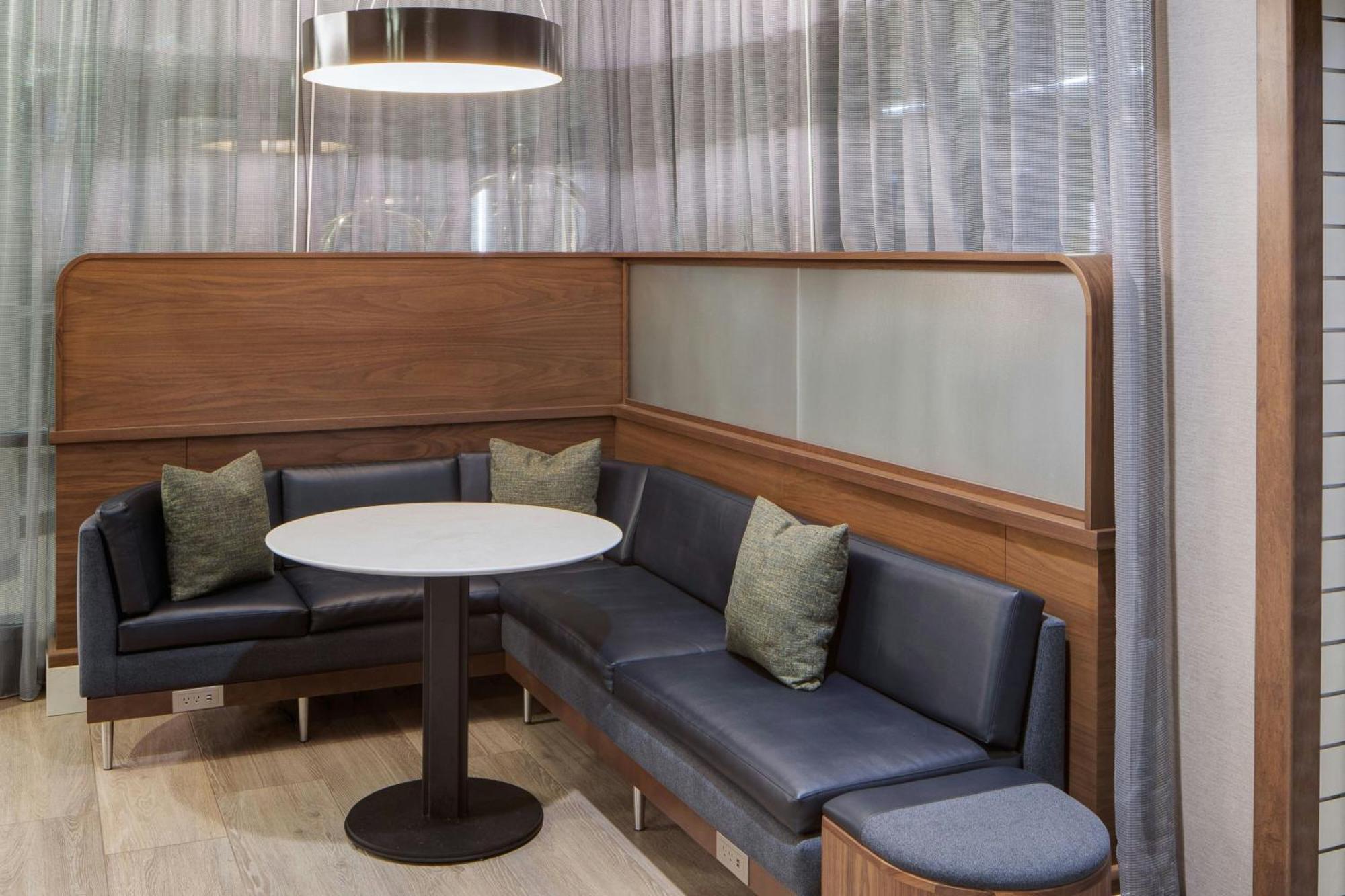 Courtyard By Marriott Chicago Downtown/River North Екстериор снимка